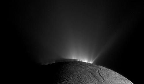 Cassini-Aufnahme von Wasserfontänen, die vom Südpol des Enceladus ins All schießen.