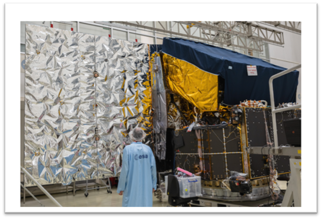 Der PLATO-Satellit mit einem ausgefalteten Solarpanel in einem Reinraum der ESA. Diese Seite wird von der Sonne abgewandt sein. Bildquelle: ©ESA