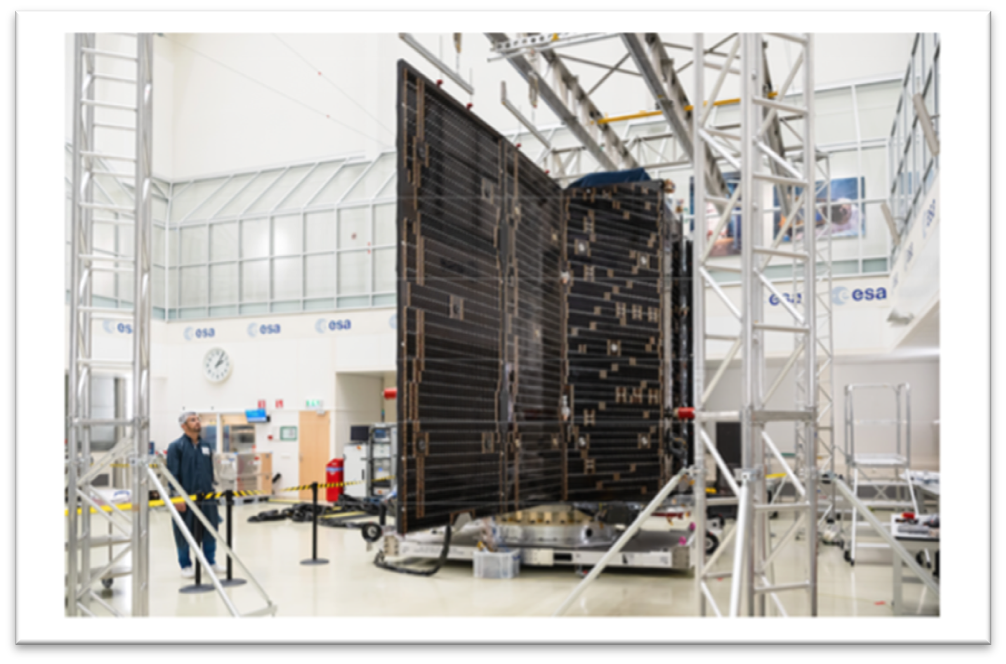 Die der Sonne zugewandte Seite des PLATO-Satelliten mit einem ausgefalteten Solarpanel in einem Reinraum der ESA. Bildquelle: ©ESA