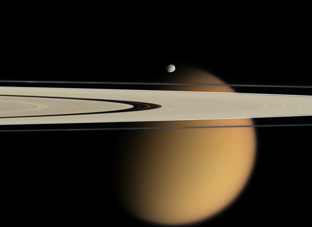 Titan hinter den Saturnringen