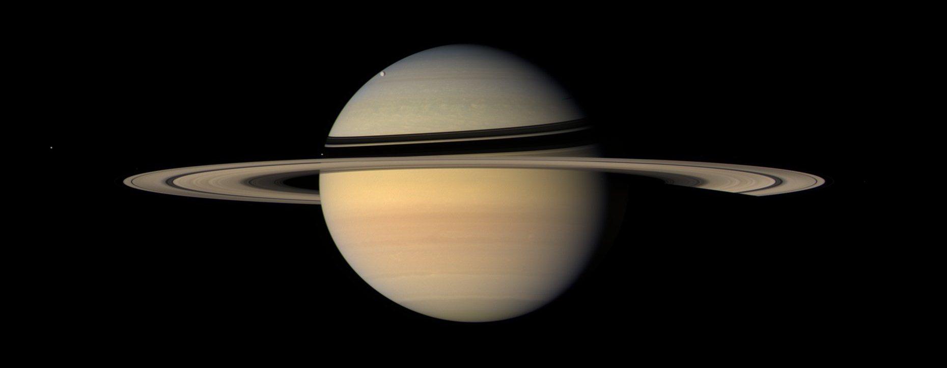 Blick vom Mond Iapetus in Richtung Saturn