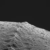 Äquatorialer Bergrücken auf dem Saturnmond Iapetus