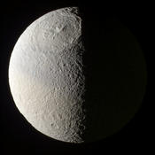 Impaktstruktur auf Tethys