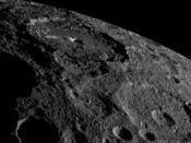 Seitliche Aufnahme des Occator Kraters (Ceres)