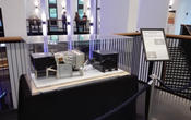Modell der High Resolution Stereo Camera als Ausstellungsexponat.