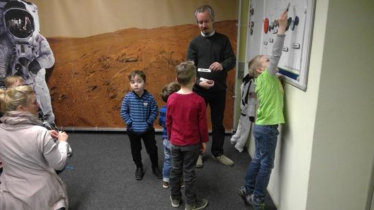 Gregory Michael erklärt den Nachwuchs-Wissenschaftlern unser Sonnensystem.