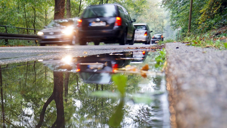 Autos auf nasser Straße